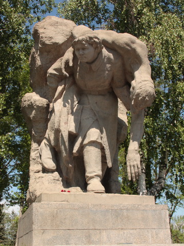 kurgan (39).JPG - Skulptur am "Platz der Helden". Diese Figur ist den Fliegerinnen, den Ärztinnen, Sanitäterinnen und den Nachrichtensoldatinnen gewidmet.